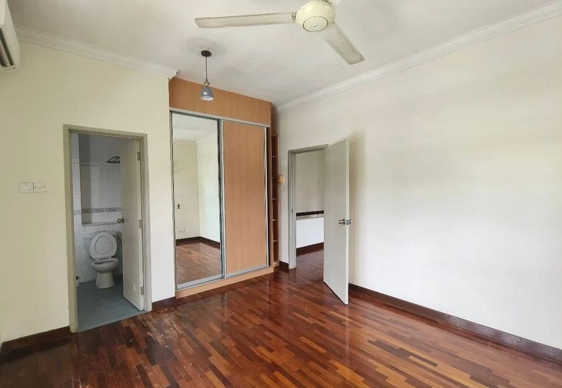 Terrace corner, guarded