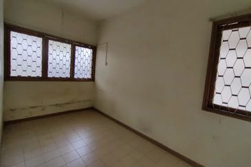 2-storey terrace end-lot with side land