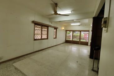 2-storey terrace end-lot with side land