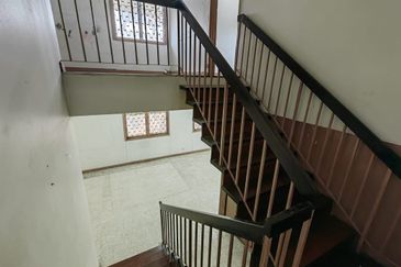 2-storey terrace end-lot with side land