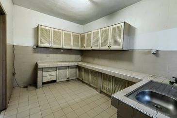 2-storey terrace end-lot with side land