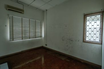 2-storey terrace end-lot with side land