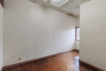 2-storey terrace end-lot with side land