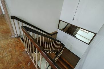 2-storey terrace end-lot with side land