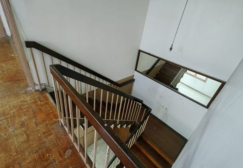 2-storey terrace end-lot with side land