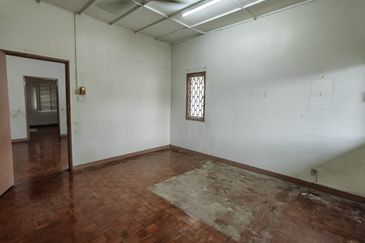 2-storey terrace end-lot with side land