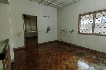 2-storey terrace end-lot with side land