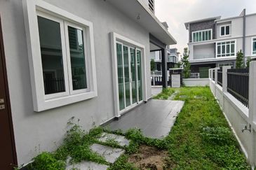 Ttdi hilltop semi d with lift