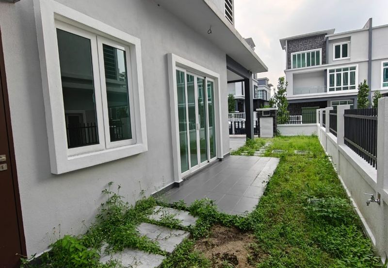 Ttdi hilltop semi d with lift