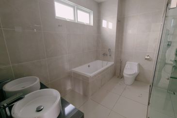 Ttdi hilltop semi d with lift