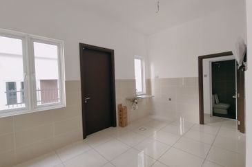 Ttdi hilltop semi d with lift