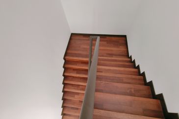 Ttdi hilltop semi d with lift