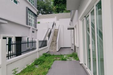 Ttdi hilltop semi d with lift