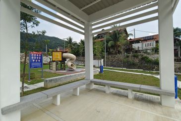 Ttdi hilltop semi d with lift