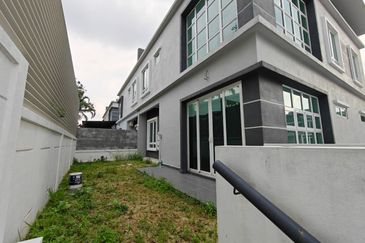 Ttdi hilltop semi d with lift