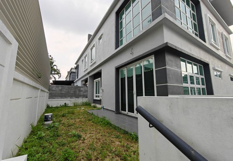 Ttdi hilltop semi d with lift