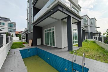 Ttdi hilltop bungalow with pool and lift