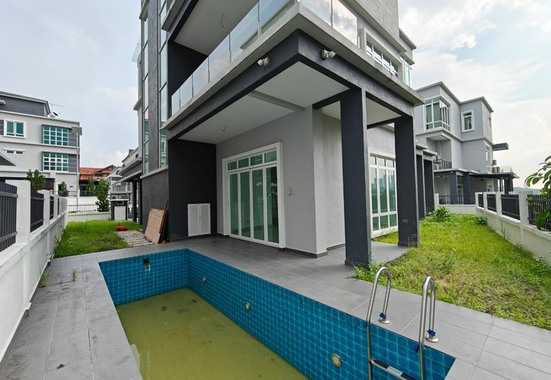 Ttdi hilltop bungalow with pool and lift