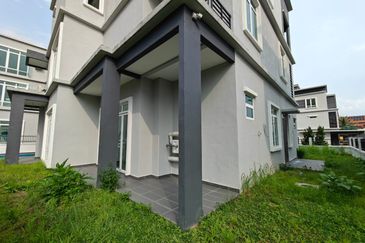 Ttdi hilltop bungalow with pool and lift