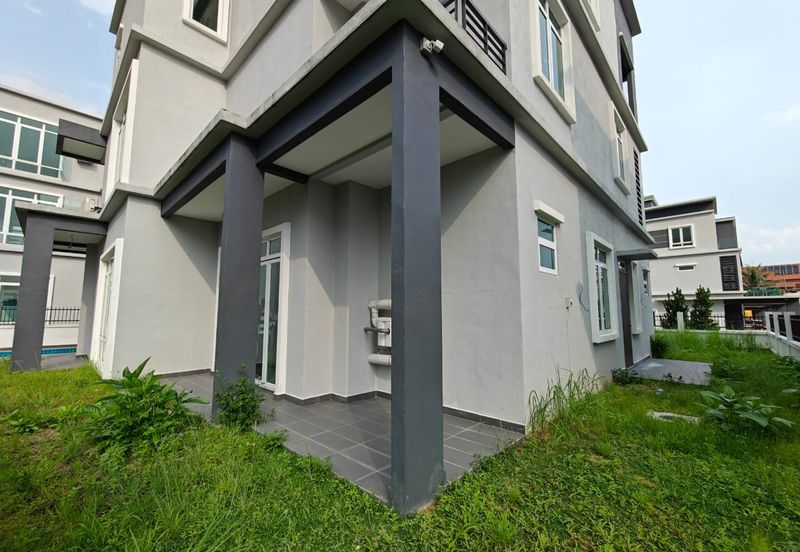 Ttdi hilltop bungalow with pool and lift