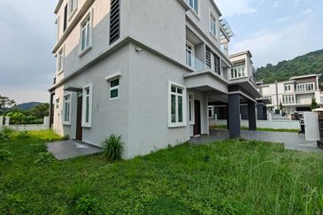 Ttdi hilltop bungalow with pool and lift