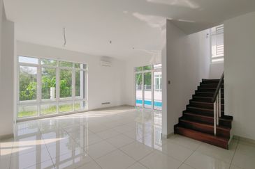 Ttdi hilltop bungalow with pool and lift