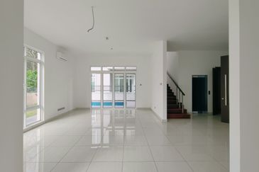 Ttdi hilltop bungalow with pool and lift