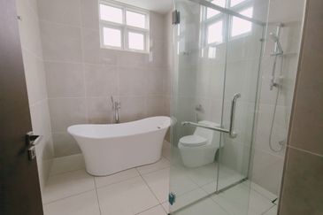 Ttdi hilltop bungalow with pool and lift