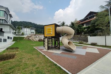 Ttdi hilltop bungalow with pool and lift