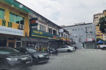 Ampang 2Adj 3sty shop for sale ROI 6%