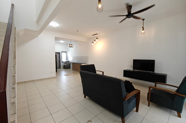 BANDAR AINSDALE (ANGGUN)