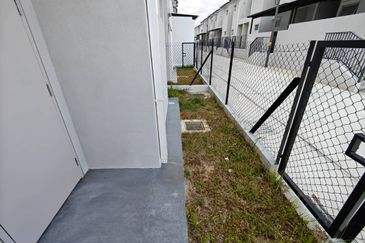 BANDAR AINSDALE (ANGGUN)