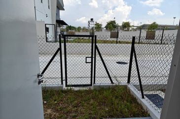 BANDAR AINSDALE (ANGGUN)