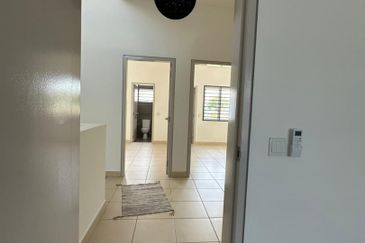 BANDAR AINSDALE (ANGGUN)