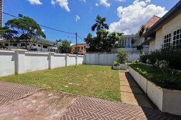 Taman U Thant bungalow with garden and pool