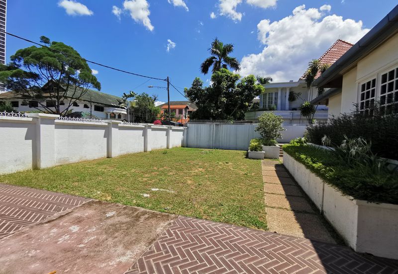 Taman U Thant bungalow with garden and pool