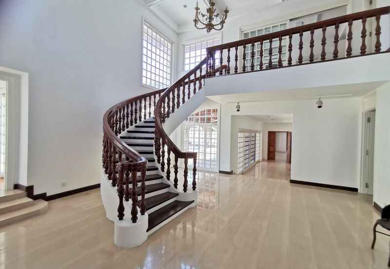 Taman U Thant bungalow with garden and pool