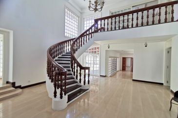 Taman U Thant bungalow with garden and pool