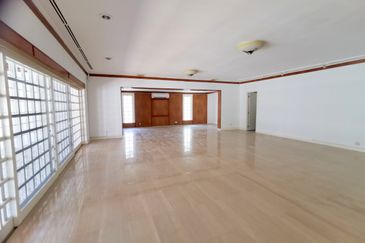 Taman U Thant bungalow with garden and pool