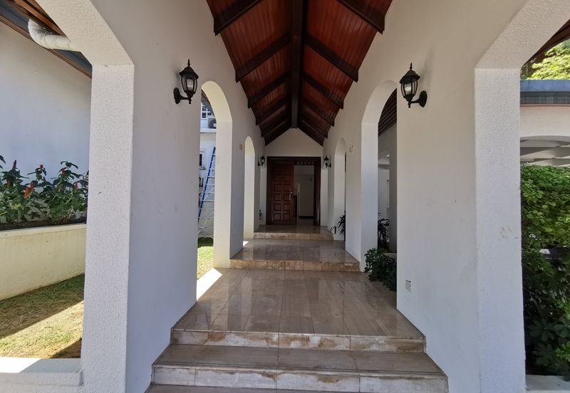 Taman U Thant bungalow with garden and pool