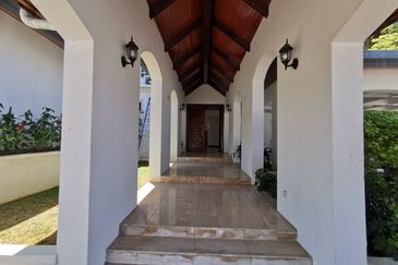 Taman U Thant bungalow with garden and pool