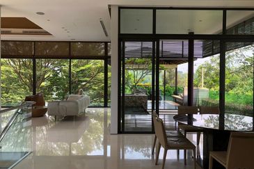 Contemporary bungalow with full glass exterior