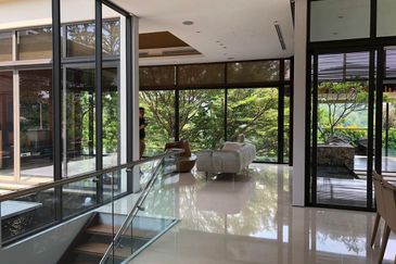 Contemporary bungalow with full glass exterior