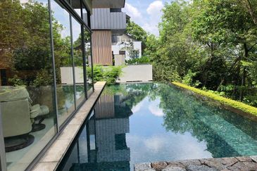 Contemporary bungalow with full glass exterior