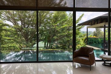 Contemporary bungalow with full glass exterior