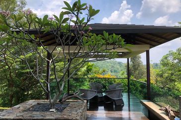 Contemporary bungalow with full glass exterior