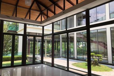 Contemporary bungalow with full glass exterior