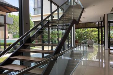 Contemporary bungalow with full glass exterior