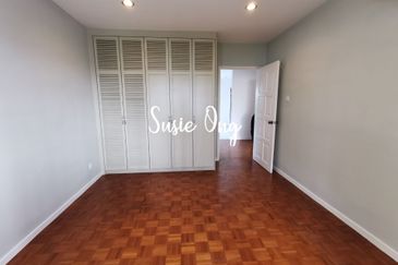 Merak Kayangan Court