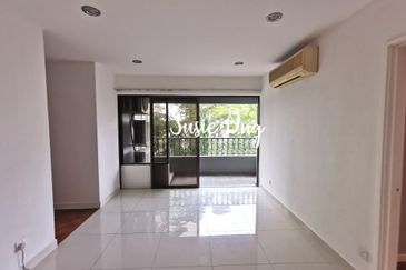 Merak Kayangan Court